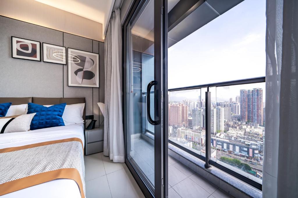 Postel nebo postele na pokoji v ubytování Kingkey Shuibei International Apartment Hotel