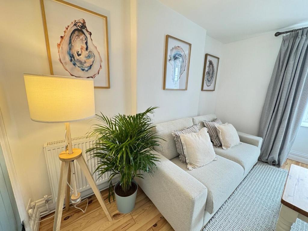Posezení v ubytování Tree Hill Cottage, Sleeps 4, Stratton, Bude
