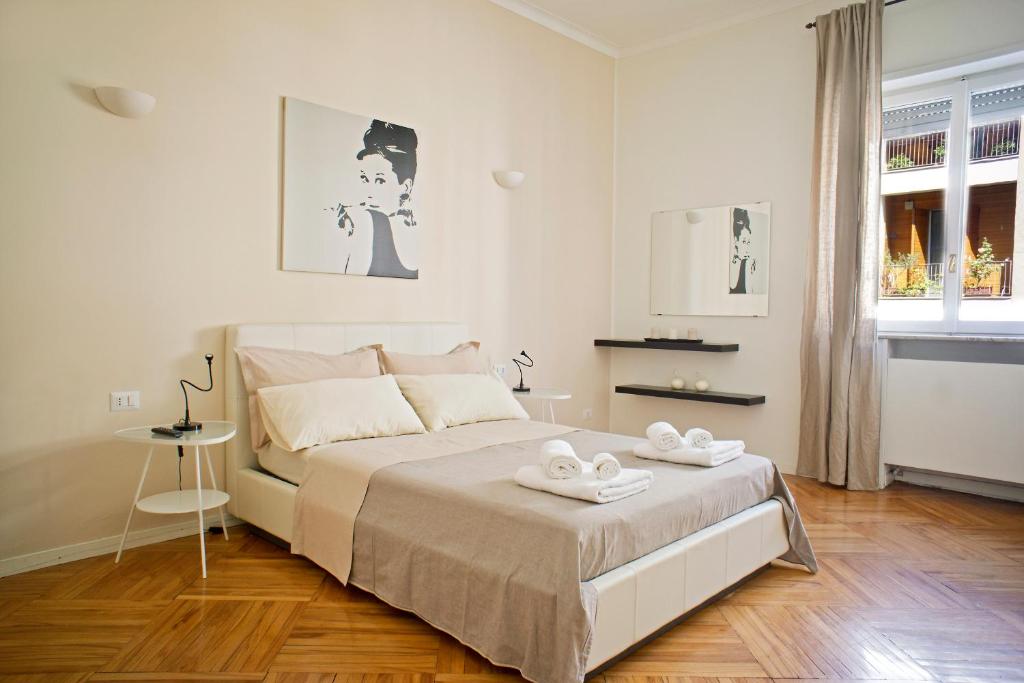una camera da letto con un letto e due asciugamani di Milano Moscova Apartment a Milano
