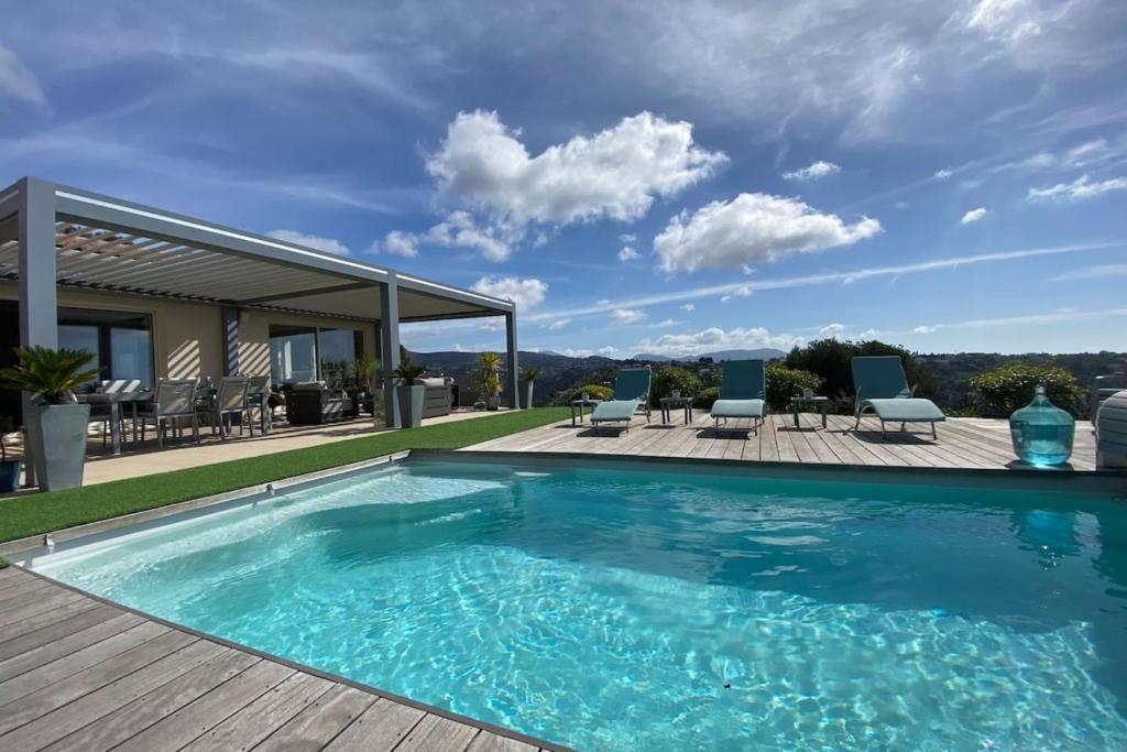 Photo de la galerie de l'établissement Superb modern villa - sea view pool, à Nice