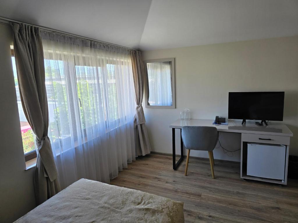 TV a/nebo společenská místnost v ubytování Hotel Kardjali