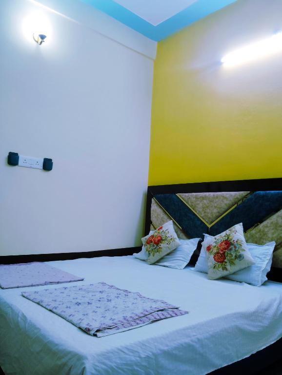 Postel nebo postele na pokoji v ubytování "Om Sadan" Guest House Ayodhya Dhaam