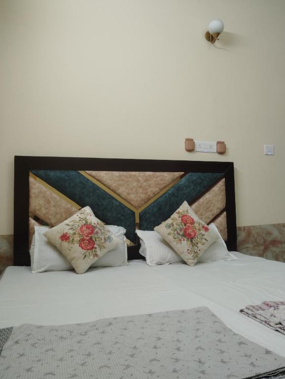 Postel nebo postele na pokoji v ubytování "Om Sadan" Guest House Ayodhya Dhaam