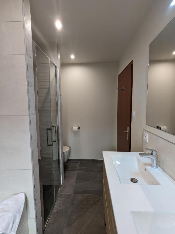 La Maison des Potiers avec Terrasse et Parking – photo 16