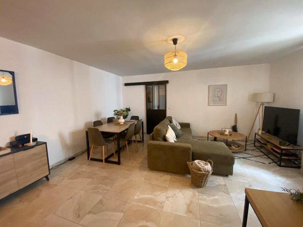 un salon avec un canapé et une table dans l'établissement Appartement Le Pontet, au Pontet