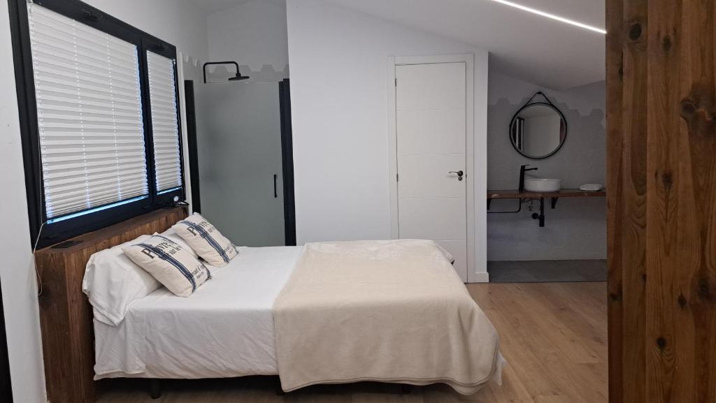 Postel nebo postele na pokoji v ubytování Calma Suites Tejeda