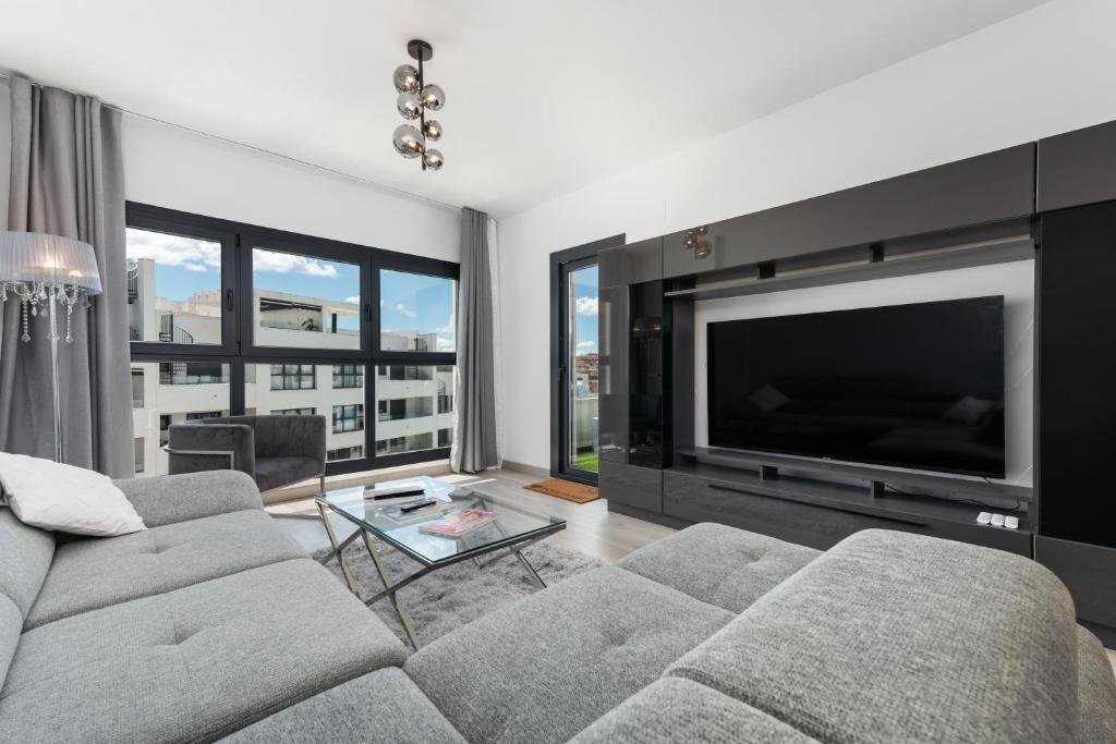 salon z kanapą i dużym telewizorem w obiekcie Casa Diamante - Estepona w mieście Estepona