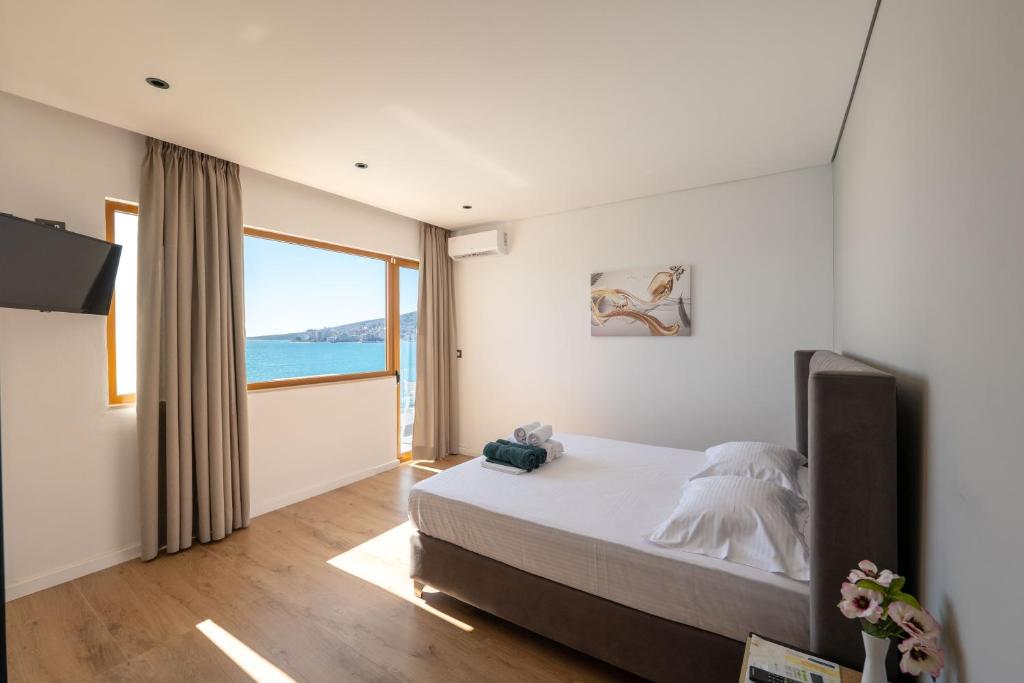 Postel nebo postele na pokoji v ubytování Blue Bay Hotel