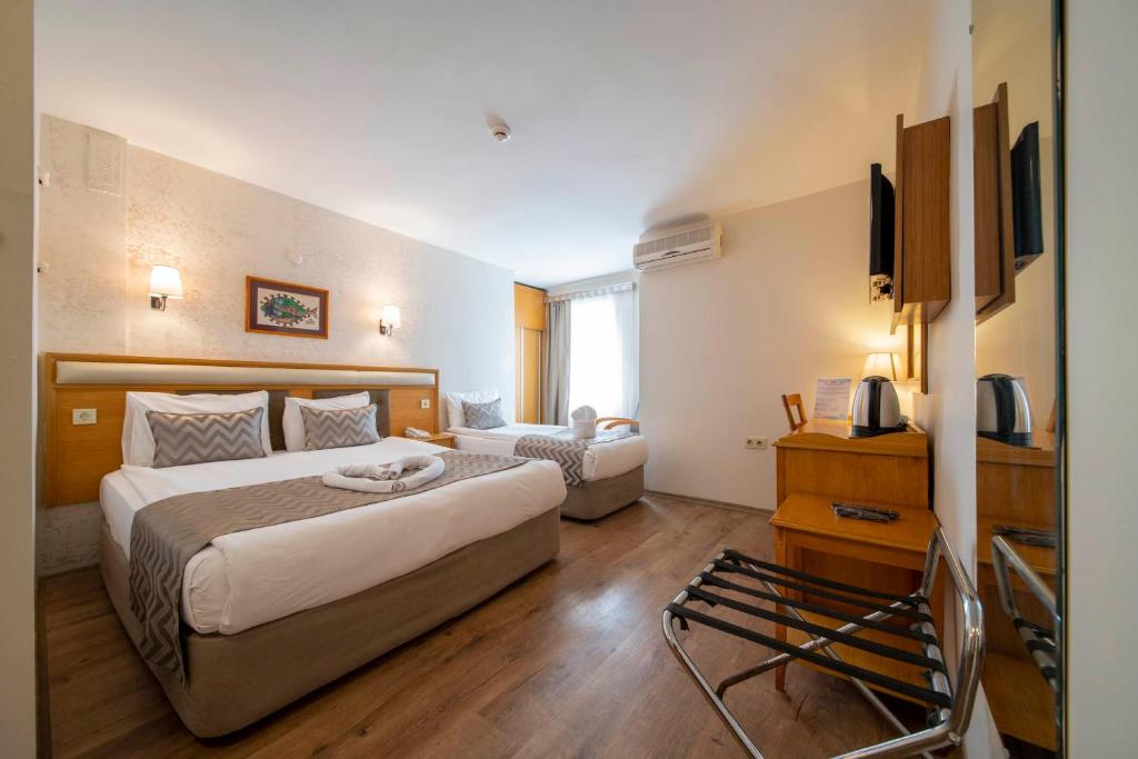 Postel nebo postele na pokoji v ubytování Çanak Hotel