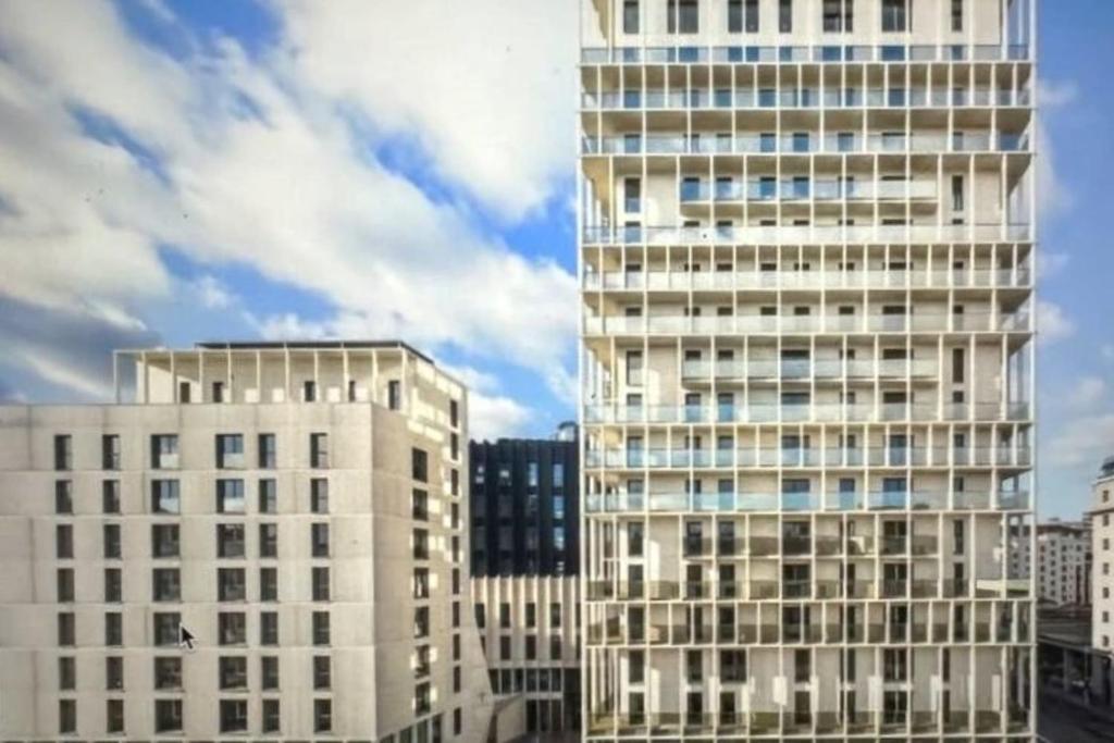 deux grands bâtiments situés l'un à côté de l'autre dans une ville dans l'établissement Horizon Part-Dieu, à Lyon