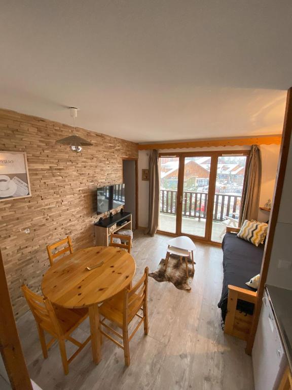 un salon avec une table et un canapé dans l'établissement Superbe appartement au cœur de la joue du loup, à Saint-Étienne-en-Dévoluy