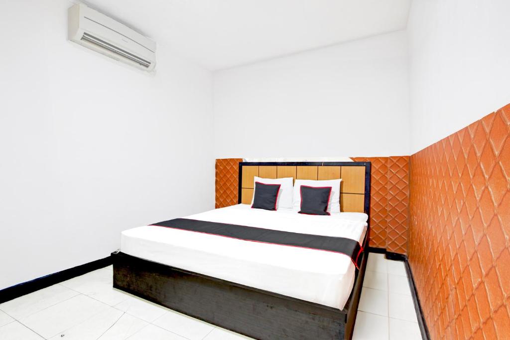Hotel O Mega Inn Guest House - Deluxe Double Room