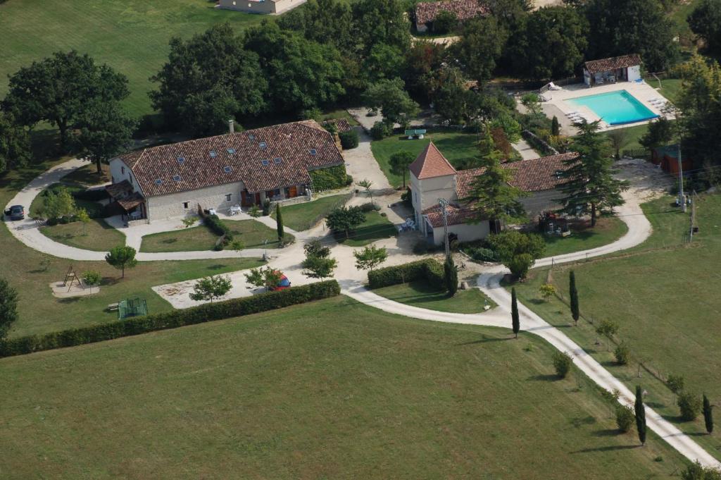 an aerial view of a house with a pool at Le Vignal in Monflanquin