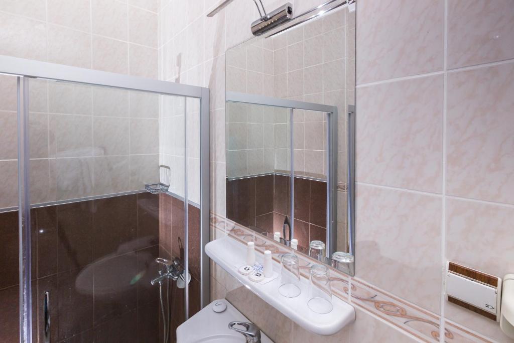 A bathroom at Hotel Club Phellos