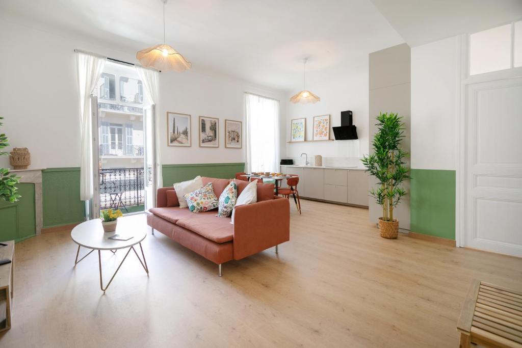 un salon avec un canapé et une table dans l'établissement Maison Bianchi - Downtown Nice Pertinax, à Nice
