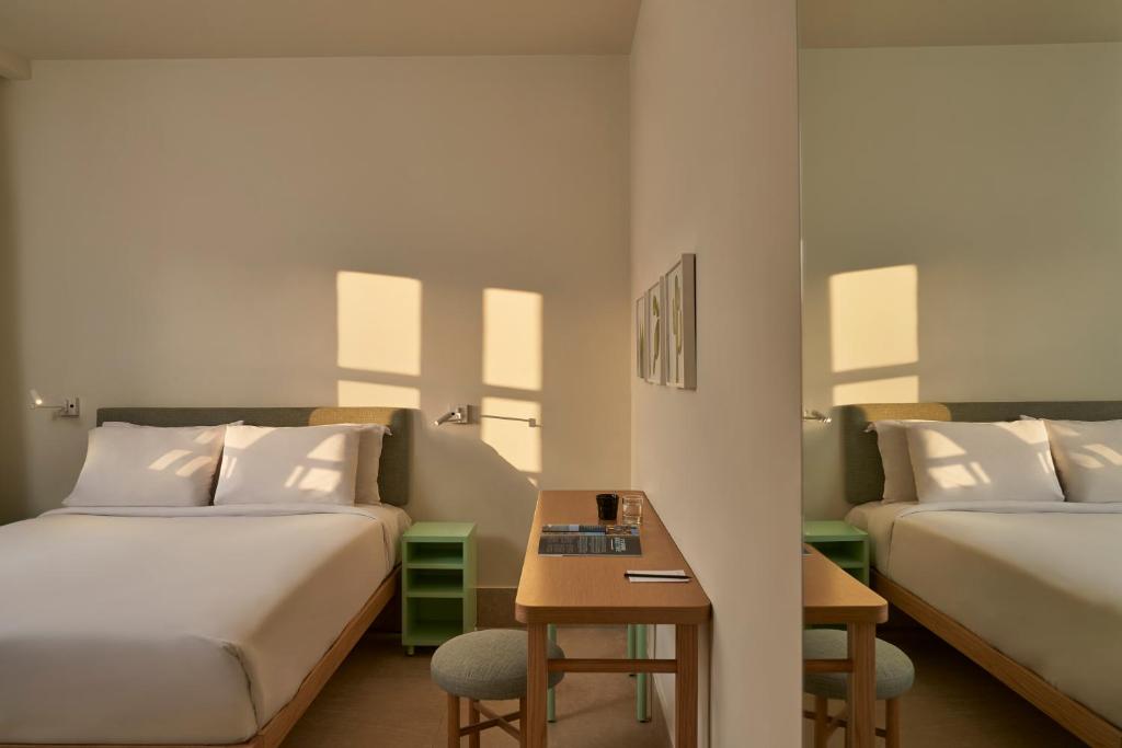 Postel nebo postele na pokoji v ubytování Captain's Inn Hotel