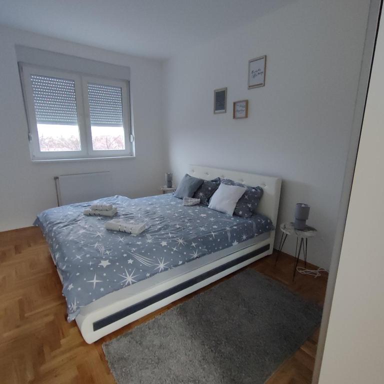 Uma cama ou camas num quarto em Apartman N&L