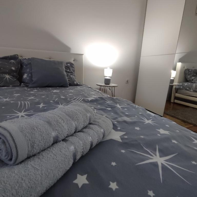 Uma cama ou camas num quarto em Apartman N&L