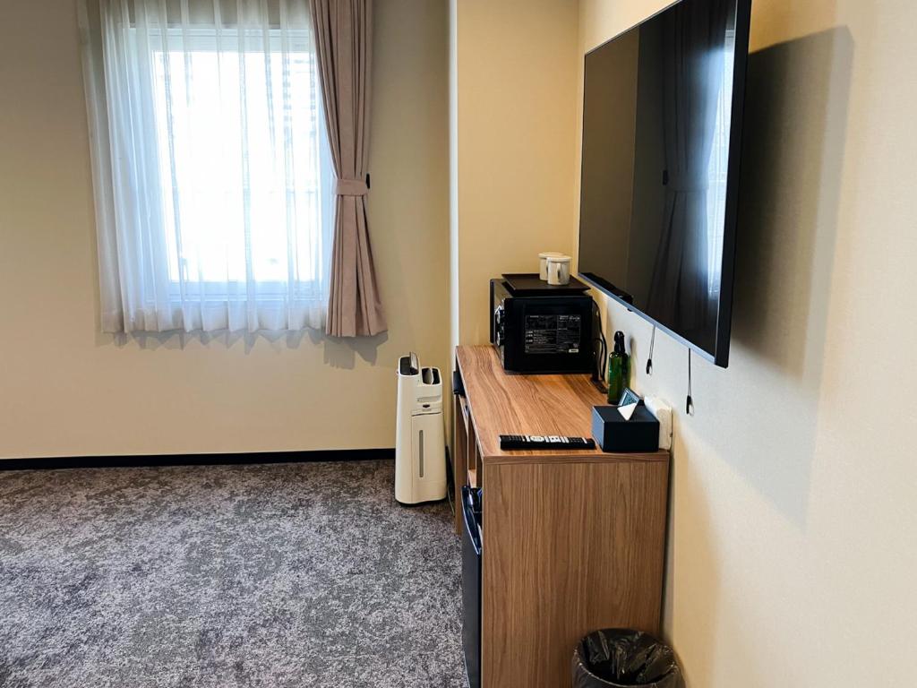TV a/nebo společenská místnost v ubytování HOTEL LiVEMAX BUDGET Hiratsuka Ekimae