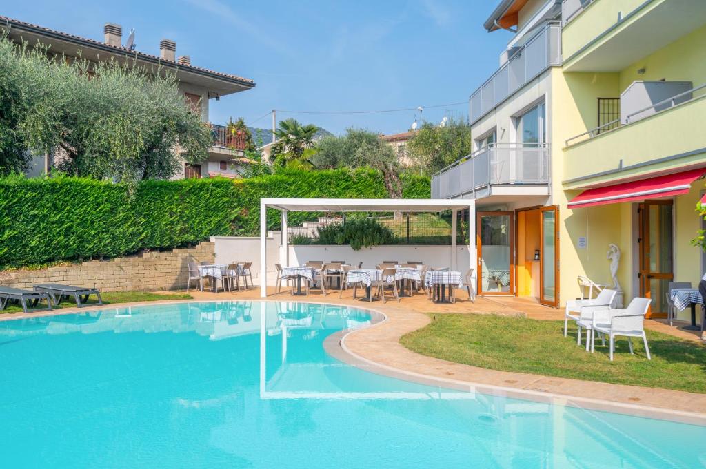 Bazén v ubytování Hotel Alessandra nebo v jeho okolí