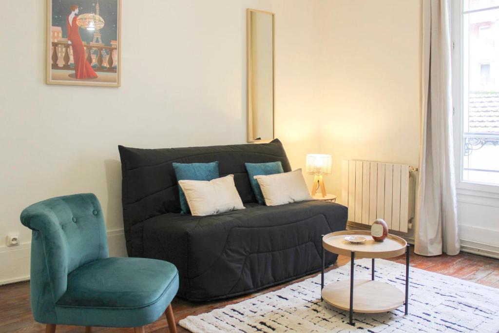 un salon avec un canapé et une chaise dans l'établissement Comfort and calm at the gateway to Paris, à Saint-Denis