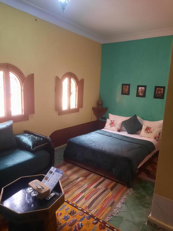 Un pat sau paturi într-o cameră la Riad ouhmidi