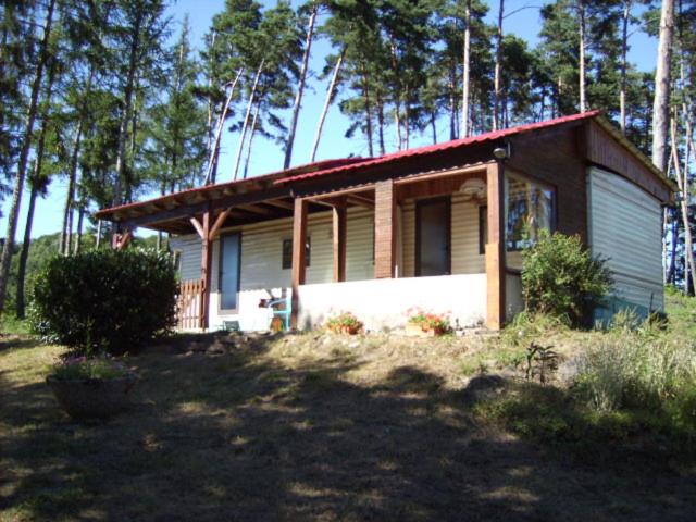une petite maison au milieu d'une forêt dans l'établissement MOBIL HOME 3 à 5 PERSONNES, à La Celle-sous-Gouzon