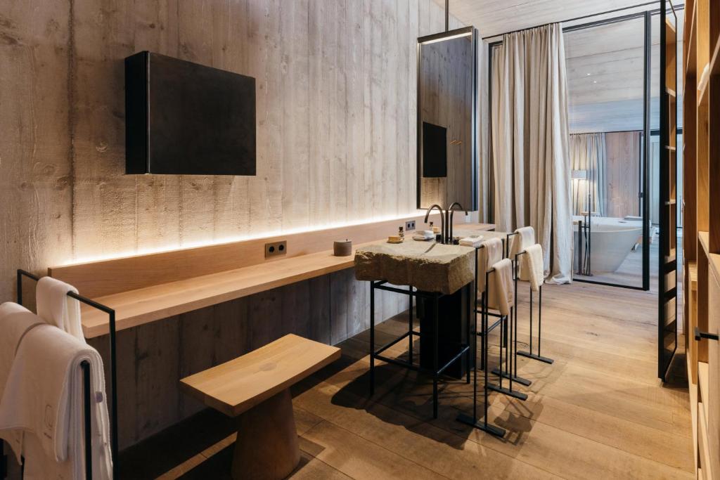 Habitación con baño con encimera y lavabo. en Wiesergut, en Saalbach Hinterglemm