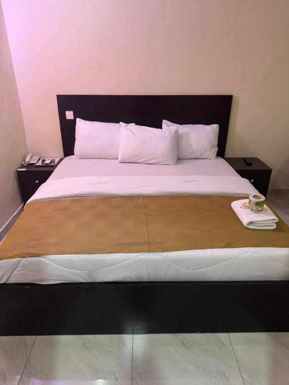 Postel nebo postele na pokoji v ubytování Golden Hits Hotel and Suites