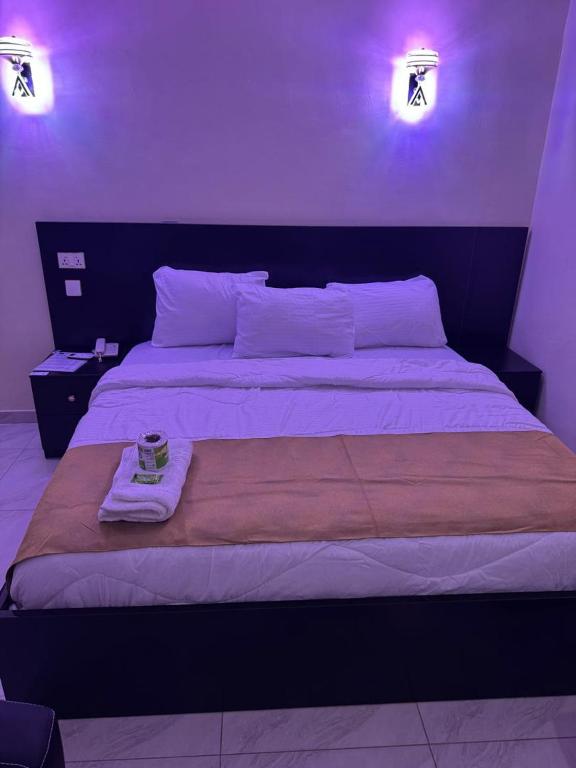 Postel nebo postele na pokoji v ubytování Golden Hits Hotel and Suites