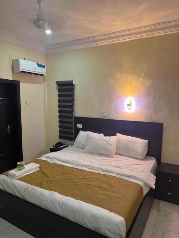 Postel nebo postele na pokoji v ubytování Golden Hits Hotel and Suites