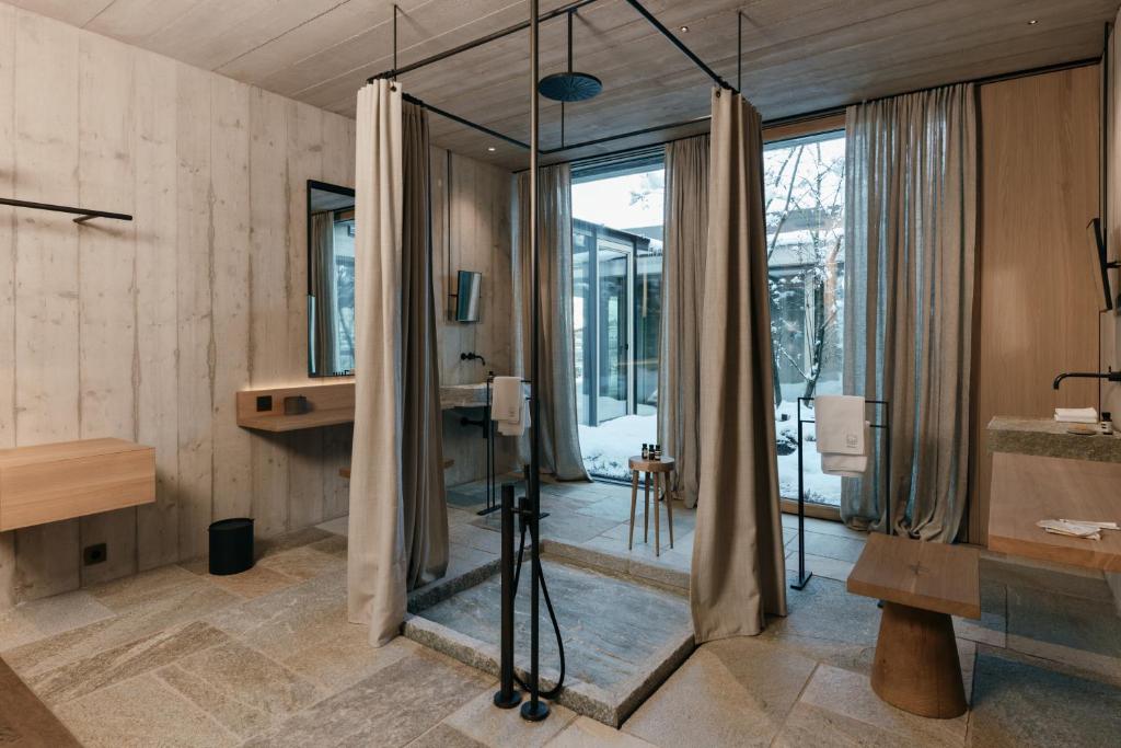 un baño con ducha y lavabo en Wiesergut, en Saalbach Hinterglemm