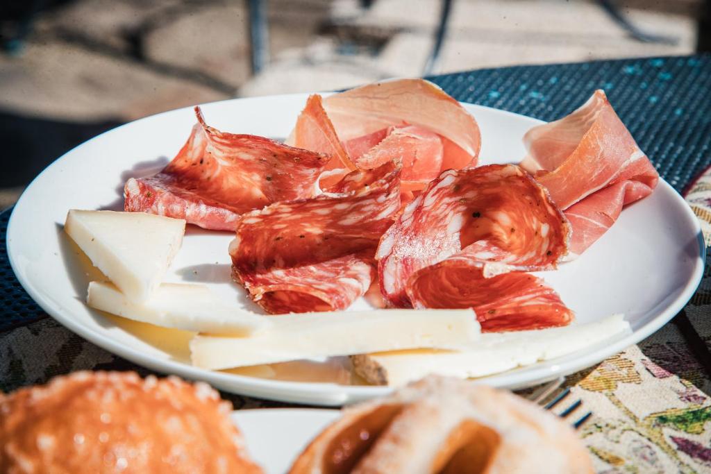 Jedlo v ubytovaní bed & breakfast alebo blízkom okolí