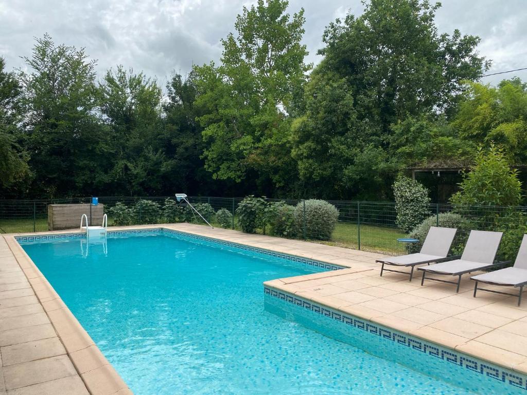 Photo de la galerie de l'établissement Petite maison en pierre avec piscine et jardin, à Castillonnès