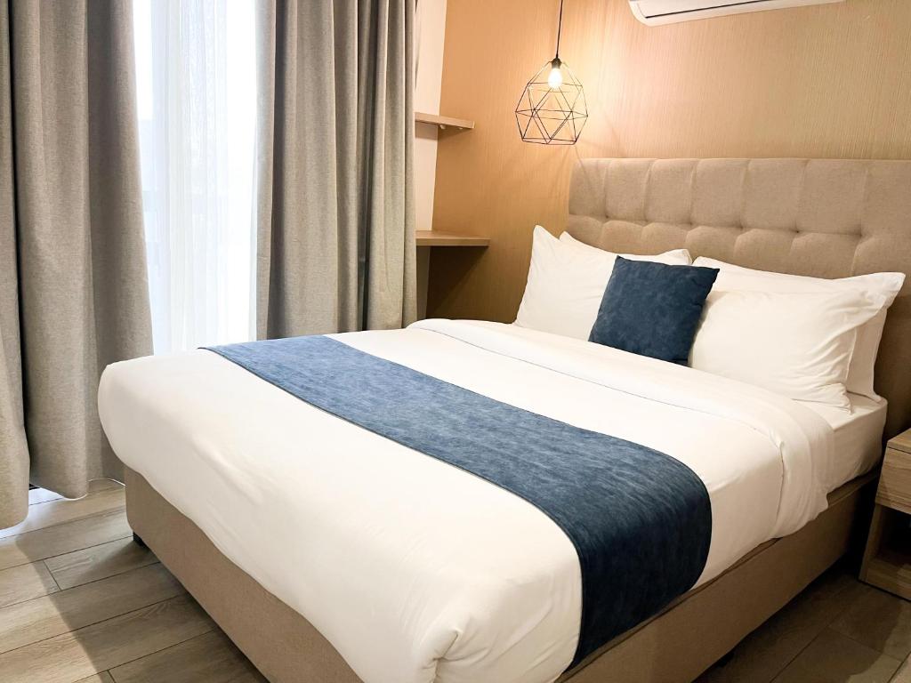 Red Carpet Hotel & Suites - Standardzimmer Mit Kingsize-Bett