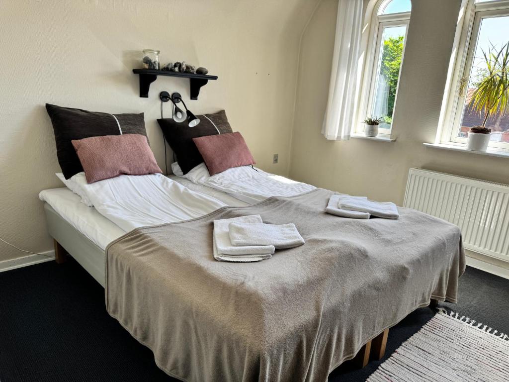 Postel nebo postele na pokoji v ubytování Gredstedbro Hotel