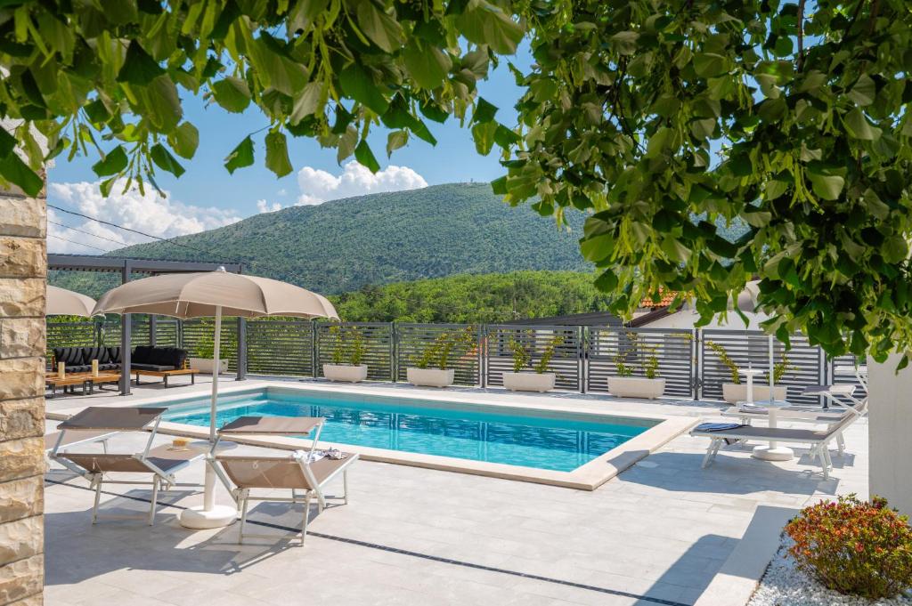 Villa Magnolia with heated Pool and Jacuzzi, near sea