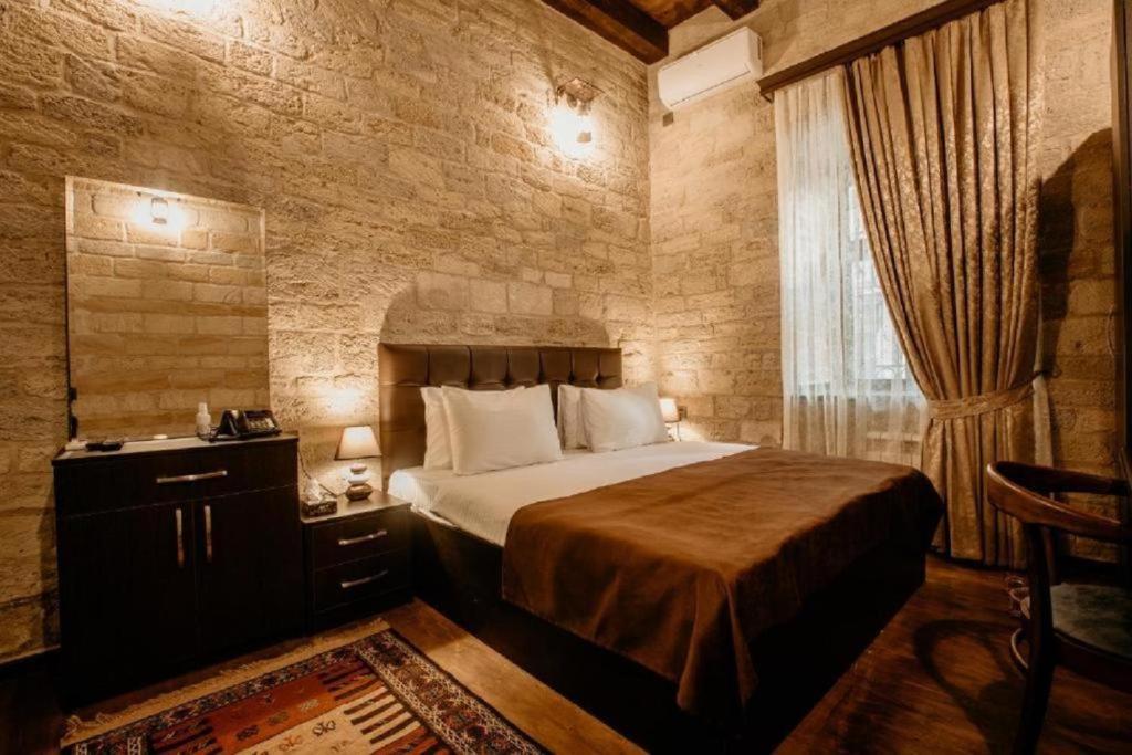 Postel nebo postele na pokoji v ubytování Royal Qala Hotel