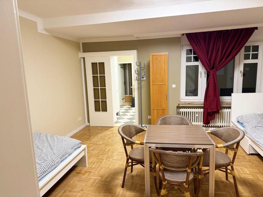 Un comedor con mesa y sillas en Monteur-Freundliche Apartments, en Bergisch Gladbach