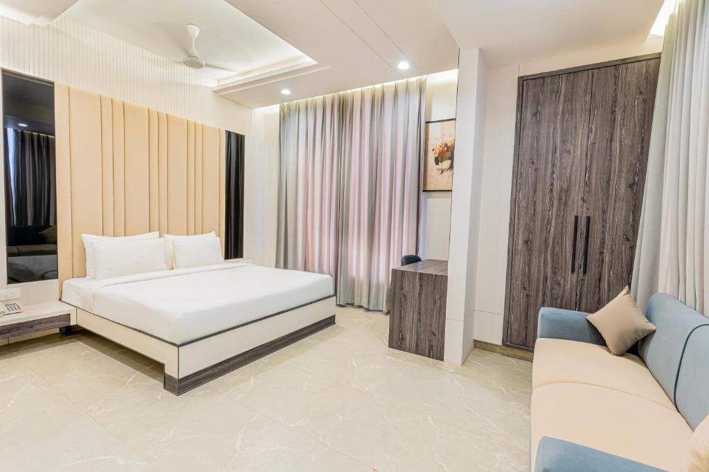Postel nebo postele na pokoji v ubytování Hotel Elinor By Dazzling Hotels & Resorts