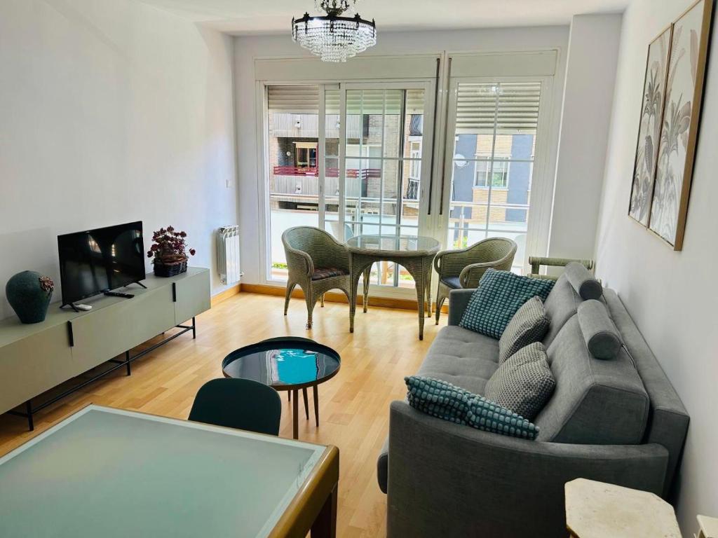 a living room with a couch and a table at Miguel Servet con GARAJE INCLUIDO in Zaragoza