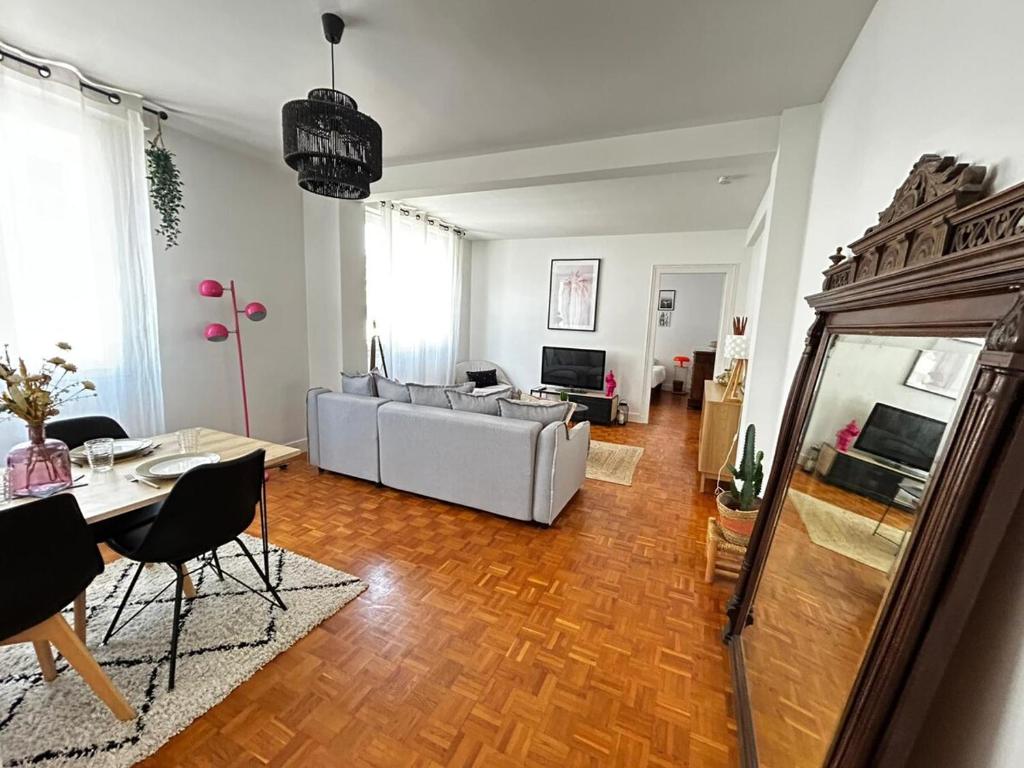 un salon avec un canapé et une table dans l'établissement Le Nazarea, cosy en centre-ville, à Limoges