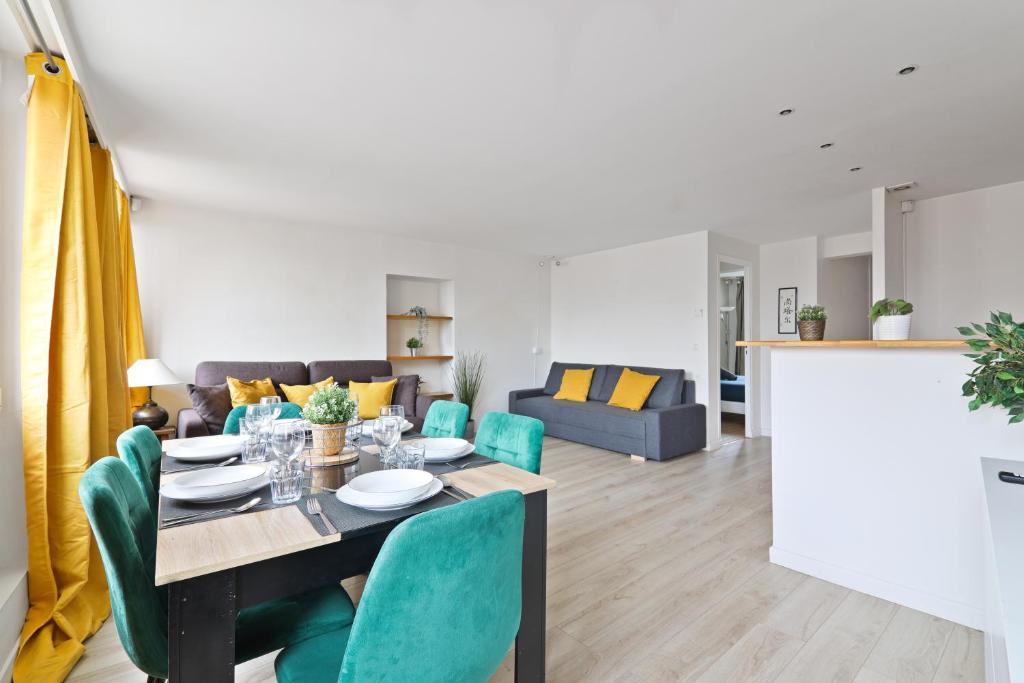 une salle à manger et un salon avec une table et des chaises dans l'établissement Heart of Paris-1BR- 6P - Les Halles - Free Netflix, à Paris