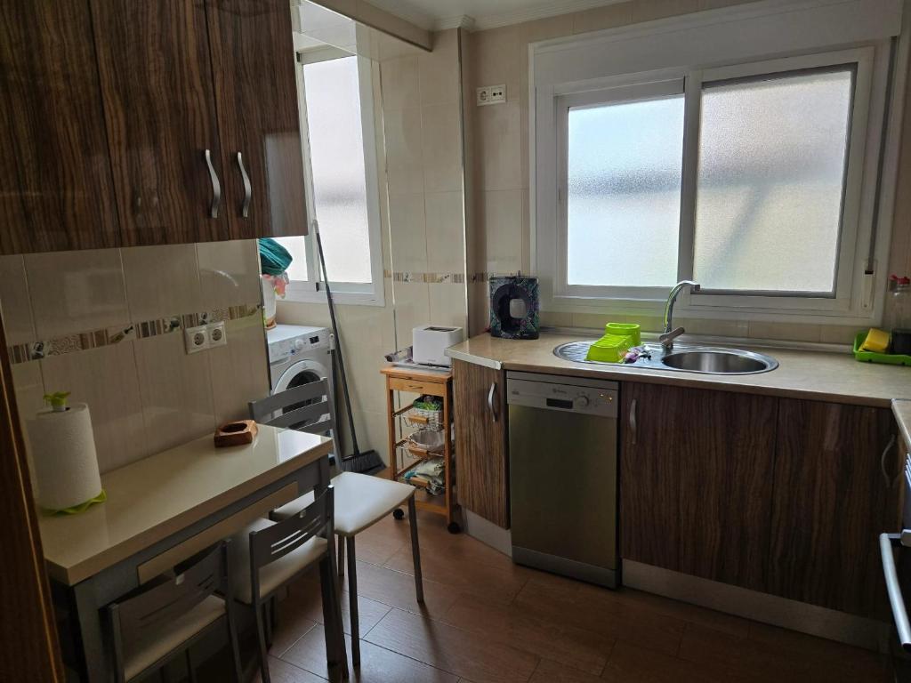 Kuchyňa alebo kuchynka v ubytovaní Cozy apartment with balcony in Málaga 81 m²