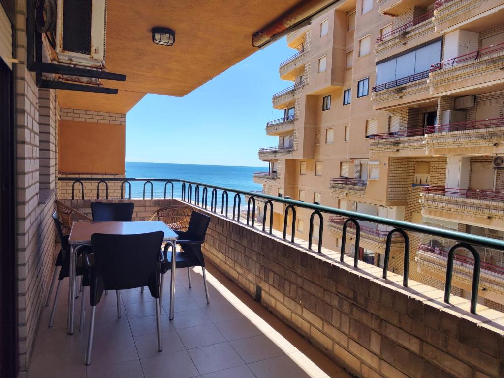 a balcony with a table and chairs and the ocean at EDIFICIO SOLIMAR 2 HAB en playa Morro de Gos in Oropesa del Mar