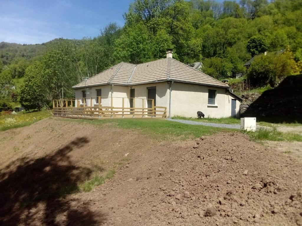 ein Haus auf einem Feld mit einem unbefestigten Hof in der Unterkunft maison individuelle in Laveissière