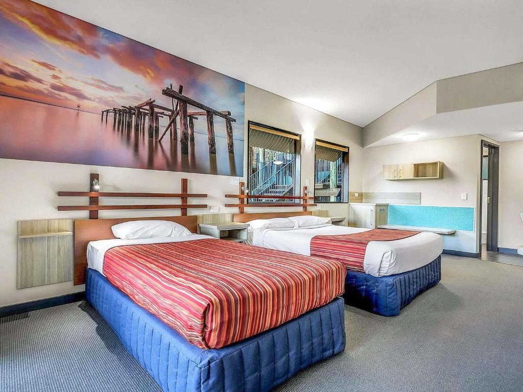 Postel nebo postele na pokoji v ubytování Kingfisher Bay Resort