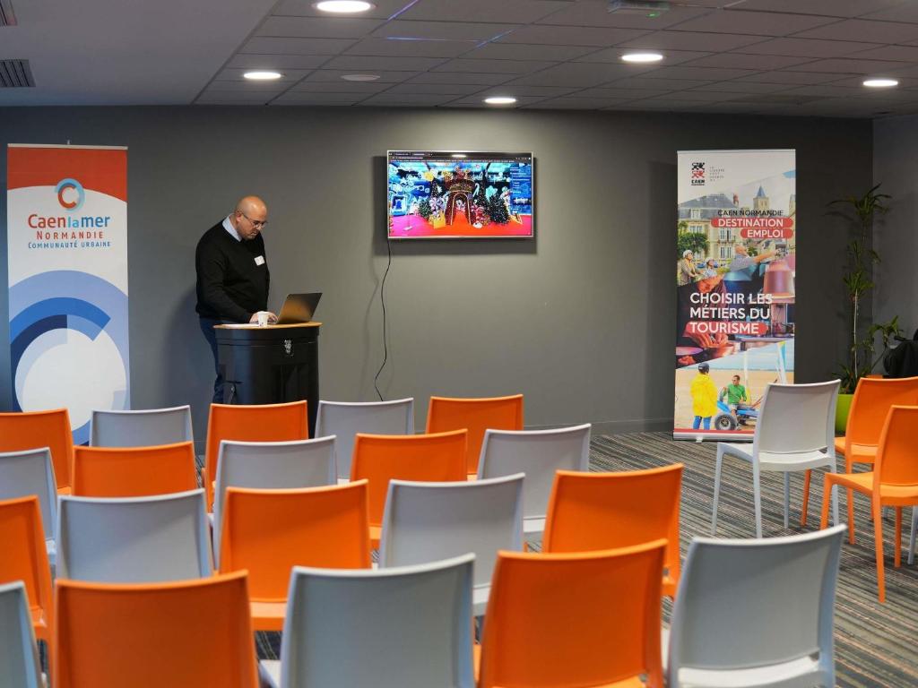 TV a/nebo společenská místnost v ubytování ibis Styles Caen centre gare