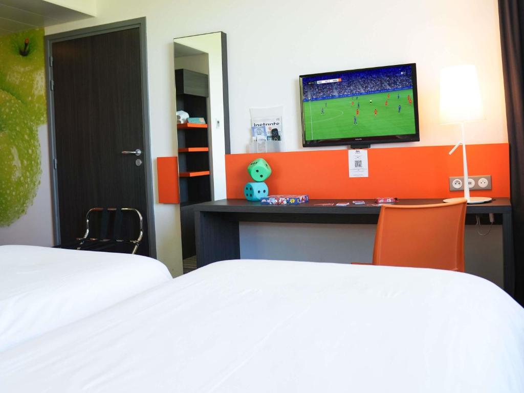 TV a/nebo společenská místnost v ubytování ibis Styles Caen centre gare