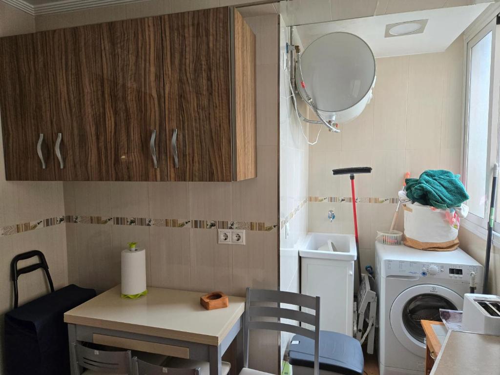 Kuchyňa alebo kuchynka v ubytovaní Cozy apartment with balcony in Málaga 81 m²